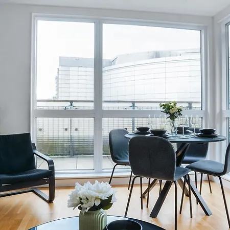 Chic 2br Balcony Centre Near Station