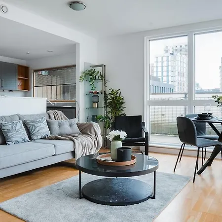 Next To Victoria Station And Centre With Large Balcony *