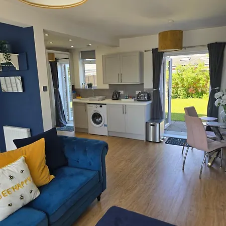 The Heart - Cosy 3 Bedroom House With Double Driveway And Garden In *