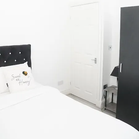 Affordably Elegant Close To Coop Live, Etihad Stadium And Centre