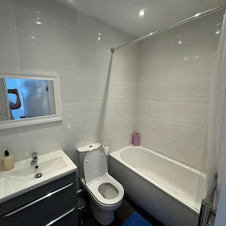 Stretford - Sleeps 6 - Wifi - Parking - Near Stadium Holiday home
