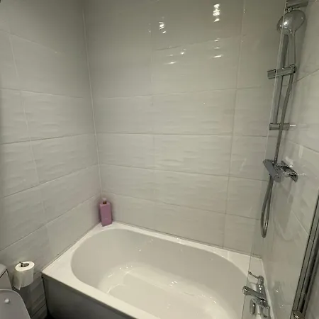 בית נופש Stretford - Sleeps 6 - Wifi - Parking - Near Stadium מנצ'סטר