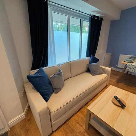Stretford - Sleeps 6 - Wifi - Parking - Near Stadium בית נופש *