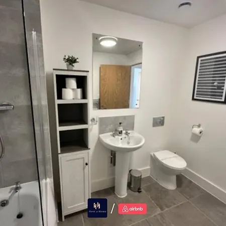 Salford Corporate Balcony Wifi Sleeps 5 *