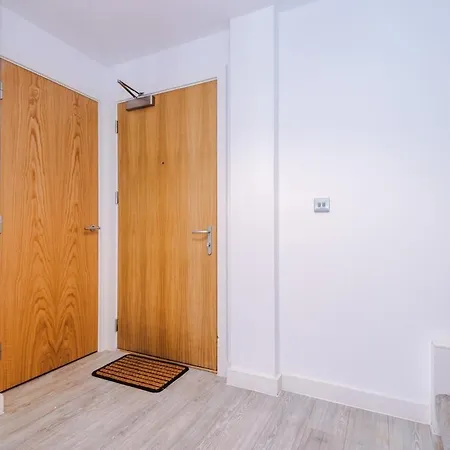 Monthly Special Salford Fully Equipped Kitchen Wifi Apartment Manchester