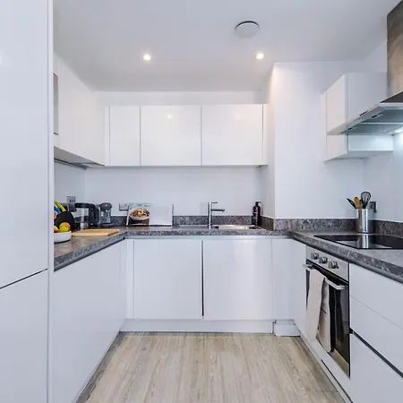 Monthly Special Salford Fully Equipped Kitchen Wifi Apartment *