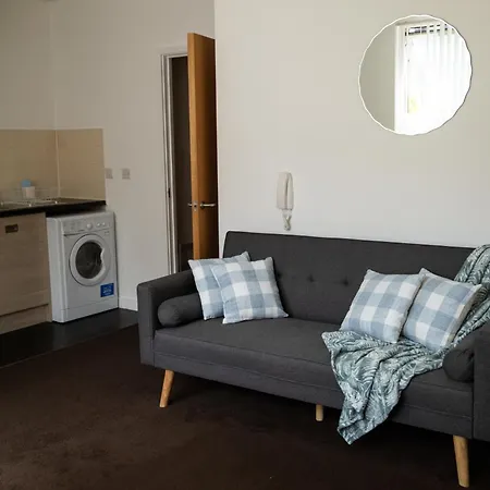 Chic Trafford Apartment, Private Underground Parking, Fast Wi-fi, Self Check-in Anytime, 5 Mins To Old Trafford Stadium Lejlighed