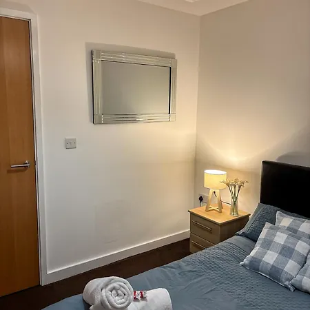 Chic Trafford Apartment, Private Underground Parking, Fast Wi-fi, Self Check-in Anytime, 5 Mins To Old Trafford Stadium Lejlighed *