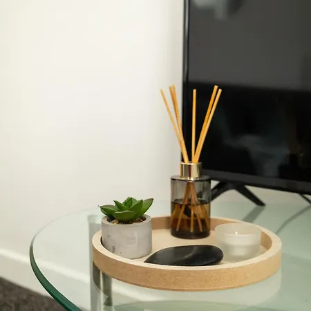 Chic Trafford Apartment, Private Underground Parking, Fast Wi-fi, Self Check-in Anytime, 5 Mins To Old Trafford Stadium Lejlighed