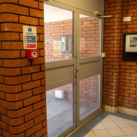 Lejlighed Chic Trafford Apartment, Private Underground Parking, Fast Wi-fi, Self Check-in Anytime, 5 Mins To Old Trafford Stadium *