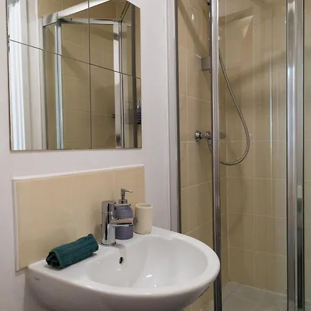 Chic Trafford Apartment, Private Underground Parking, Fast Wi-fi, Self Check-in Anytime, 5 Mins To Old Trafford Stadium Lejlighed *