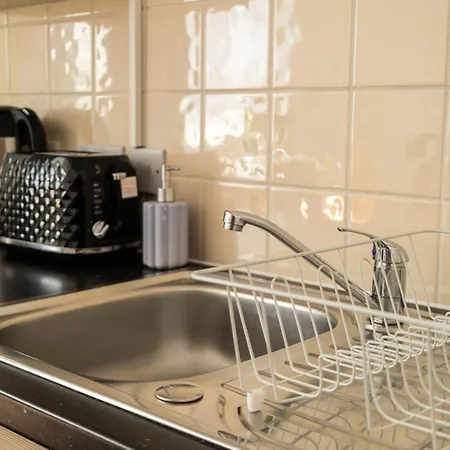 公寓 Chic Trafford Apartment, Private Underground Parking, Fast Wi-fi, Self Check-in Anytime, 5 Mins To Old Trafford Stadium 曼彻斯特