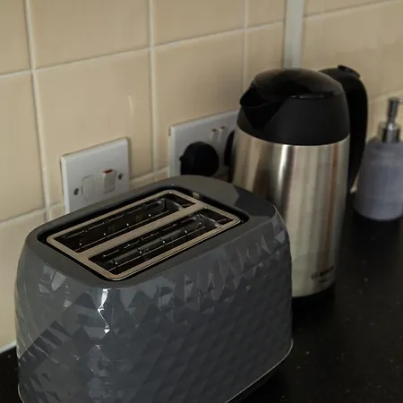 The Trafford Luxe , Garage Parking, Self Check-in Anytime - Perfect For Late Arrivals, Ultra- Fast Wi-fi, 5 Mins To Old Trafford Stadium アパート マンチェスター