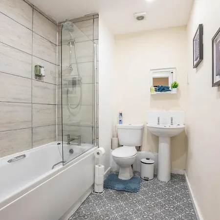 Free Parking Old Trafford 2 Bedrooms Apartment *