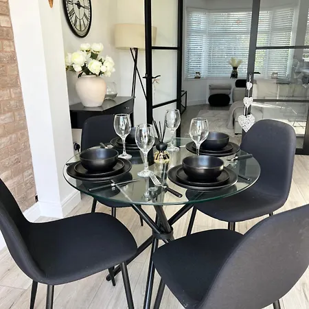 Spacious, Cosy & Stylish 3 Bed In Salford, Near Trafford Park - Free Parking * Manchester