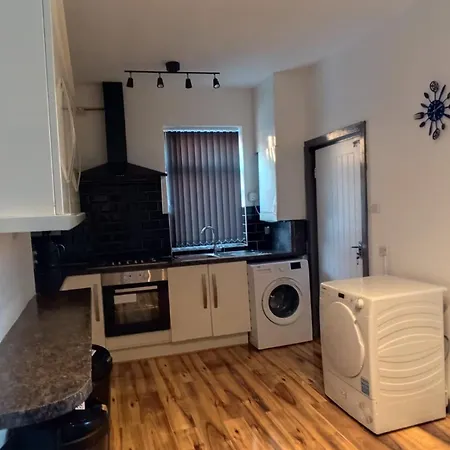 Double-bedroom In The Heart Of Harpurhey A4 Perfect For Short Penzion Manchester