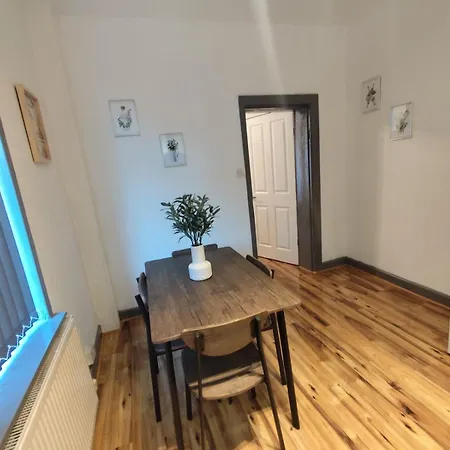 Double-bedroom In The Heart Of Harpurhey A2 Perfect For Short Гостевой дом