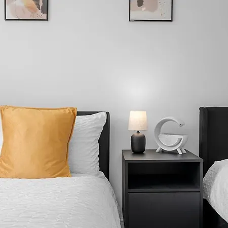 Stylish 3 Bedroom House Free Parking