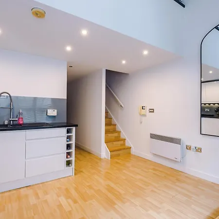 Stunning Duplex In Manchester, Workspace For Professionals *