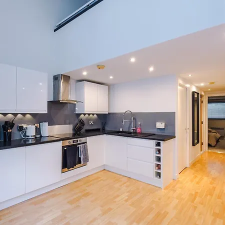 Apartment Stunning Duplex In Manchester, Workspace For Professionals