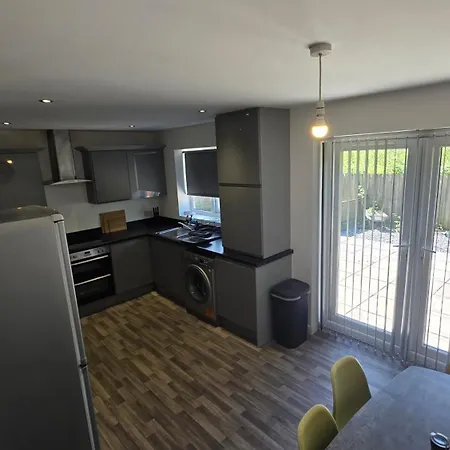 4 Bedroom Tameside Greater Sleeps 8 *
