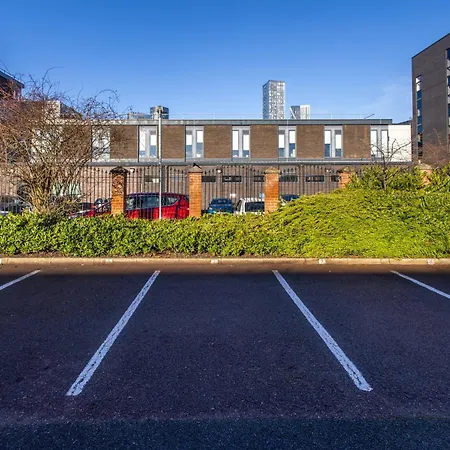 - Centre - Parking - Full Kitchen - M60 *