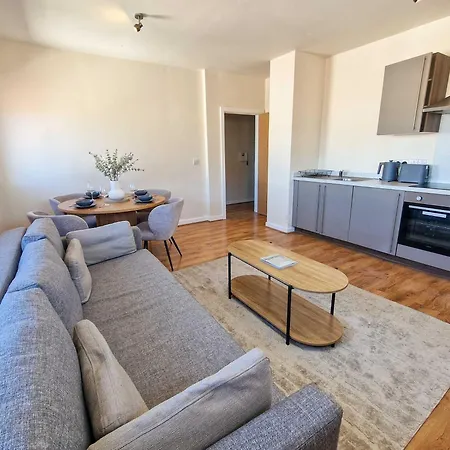 2 Bed Centre Flat Free Parking