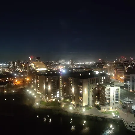 アパート Penthouse-like With & Waterfront Views In Old Trafford With 500mbps Internet And Netflix マンチェスター