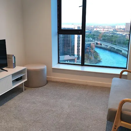 Penthouse-like With & Waterfront Views In Old Trafford With 500mbps Internet And Netflix アパート *