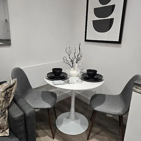 The Cosy Nest - Short Let In Salford Apartament