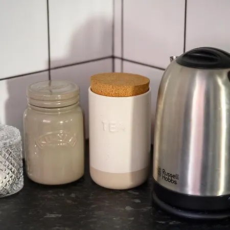 Bright 2bd - 10 Mins To Manchester