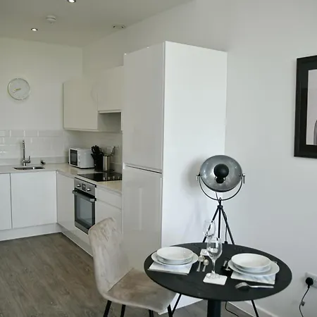 Spacious 1 Bed Near Etihad Appartement *