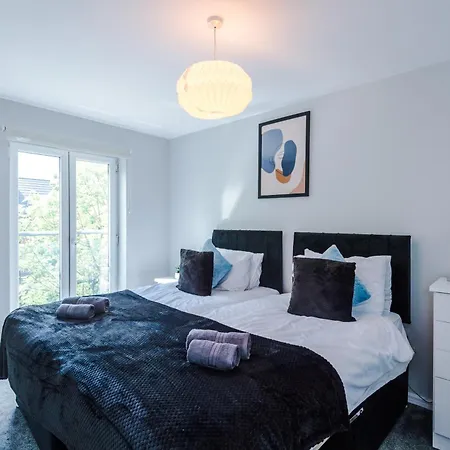 Stunning Townhouse In Salford, Free Parking, Pool Table, Table Tennis, 4bedrooms Manchester