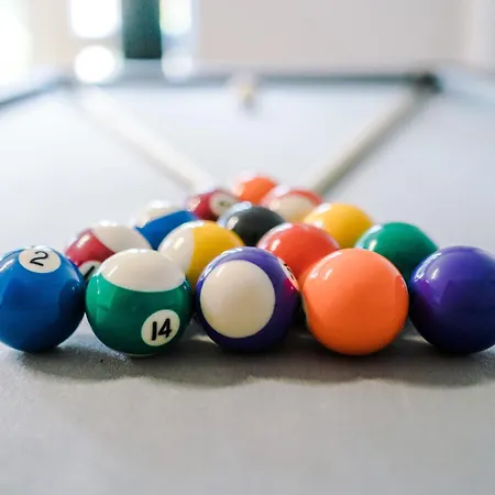 Stunning Townhouse In Salford, Free Parking, Pool Table, Table Tennis, 4bedrooms * Manchester