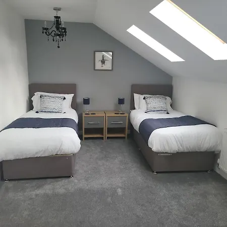 4 Bedroom Tameside Greater Sleeps 8 Tatil Evi *