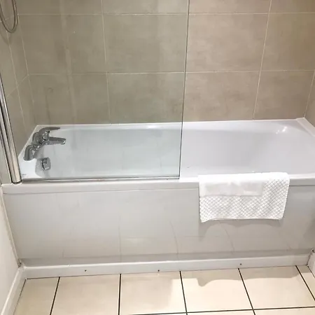 4 Bedroom Tameside Greater Sleeps 8 Tatil Evi *