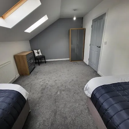 Tatil Evi 4 Bedroom Tameside Greater Sleeps 8 *