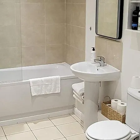 4 Bedroom Tameside Greater Sleeps 8 Tatil Evi Manchester
