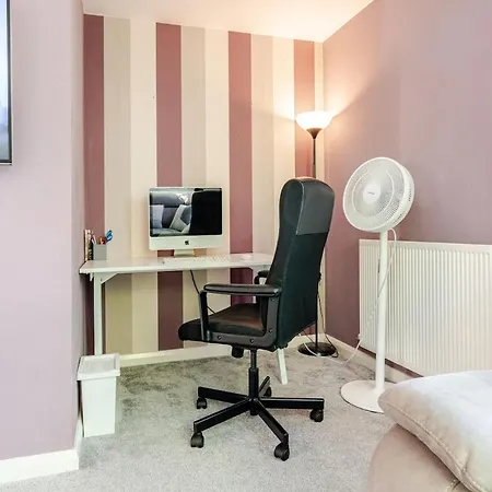 Dom wakacyjny Comfortable 3-storey House With Free Car Parking Manchester