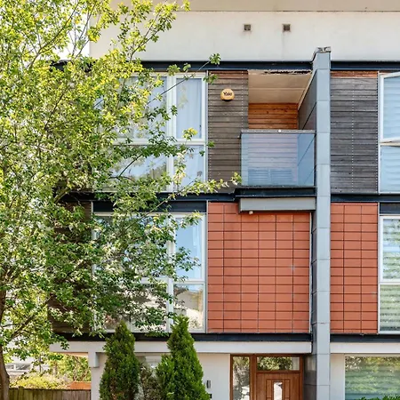 Comfortable 3-storey House With Free Car Parking Dom wakacyjny Manchester