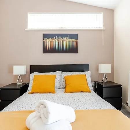 Comfortable 3-storey House With Free Car Parking Hébergement de vacances *