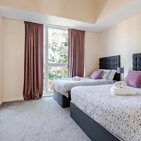 Comfortable 3-storey House With Free Car Parking Manchester