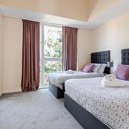 Comfortable 3-storey House With Free Car Parking Manchester