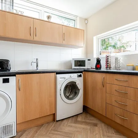 Comfortable 3-storey House With Free Car Parking Holiday home