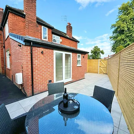 Bright 5 Bedroom House In Didsbury,
