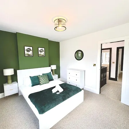 Bright 5 Bedroom House In Didsbury,