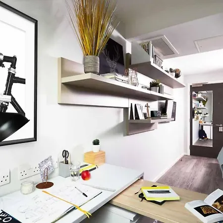 For Students Only Uninist First Street * مانشستر