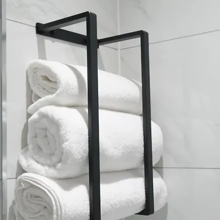 Modern House - 3 Bedrooms - 1 Bath - Mancity