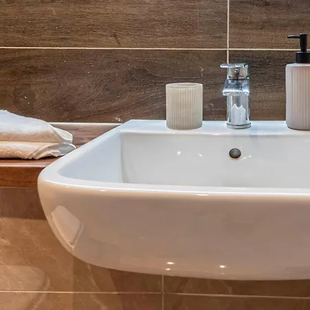 Luxury Retreat For 10 With Hot Tub And Spacious Garden Holiday home Manchester