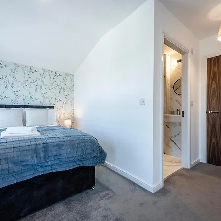 Luxury Retreat For 10 With Hot Tub And Spacious Garden